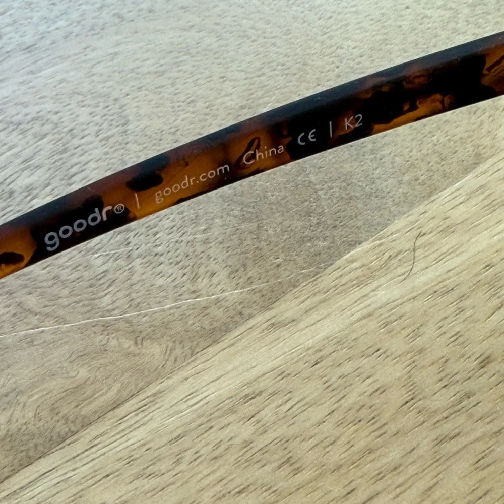 Contemporary Brown Sunglasses with Sleek Design - Picture 4 of 7